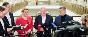 Stefan Evers (CDU, 2.v.l.), Generalsekretär, Franziska Giffey (SPD), Regierende Bürgermeisterin von Berlin, Kai Wegner (Mitte, CDU), Vorsitzender, und Raed Saleh (r), Vorsitzender der SPD Berlin, geben vor dem finalen Treffen der Hauptverhandlungsgruppe bei den Koalitionsverhandlungen im Berliner Abgeordnetenhaus am Freitag (31. März) ein Statement. Beide Seiten wollen die Arbeit am Koalitionsvertrag beenden. Er soll dann am 3. April vorgestellt werden.