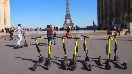 E-Roller am Place du Trocadero in Paris. 