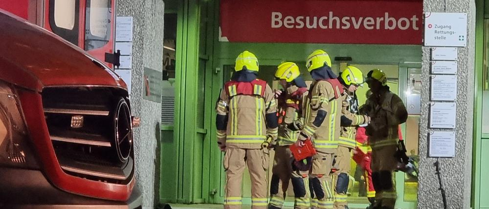 Feuerwehrleute sind am Klinikum am Urban im Einsatz. Bei dem Brand in einer Berliner Klinik sind drei Patienten und eine Krankenpflegerin schwer verletzt worden.