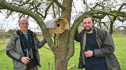 Ralf Donat (l), Leiter des Natur-Erlebniszentrums Wanninchen der Sielmann-Stiftung und Philipp Juranek, Hobby-Ornithologe und Naturschützer haben einen Wiedehopf-Brutkasten auf einer Wiese vom Natur-Erlebniszentrum Wanninchen an einem alten Obstbaum angebracht. 