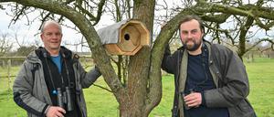 Ralf Donat (l), Leiter des Natur-Erlebniszentrums Wanninchen der Sielmann-Stiftung und Philipp Juranek, Hobby-Ornithologe und Naturschützer haben einen Wiedehopf-Brutkasten auf einer Wiese vom Natur-Erlebniszentrum Wanninchen an einem alten Obstbaum angebracht. 