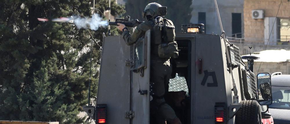 Gepanzerter Angriff: Ein israelischer Soldat eröffnet in Nablus das Feuer.