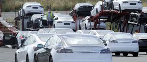 Neue Autos von Tesla werden im Tesla-Elektroautowerk auf einen Transporter geladen.