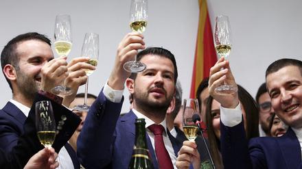 Grund zum Feiern: Jakov Milatovic (Mitte) hat die Wahl in Montenegro klar gewonnen.