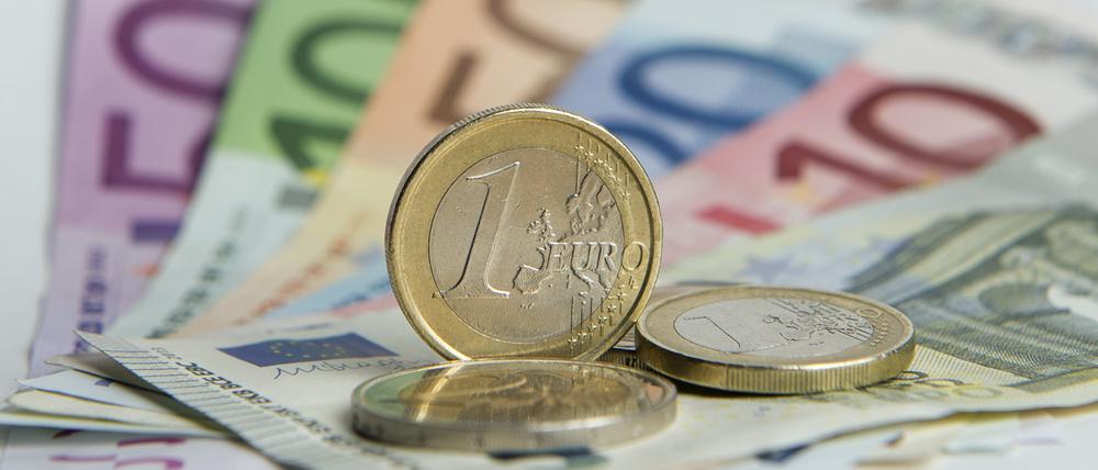Um von den neuen Tagesgeld- und Festgeld-Angeboten zu profitieren, müssen Sparer bereit sein, ein neues Konto zu eröffnen, und genau hinschauen.