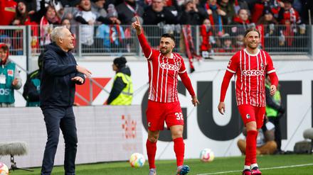 Trainer Christian Streich (links) legt viel wert auf die Defensive, vorne richtet es meist Standardspezialist Vincenzo Grifo.
