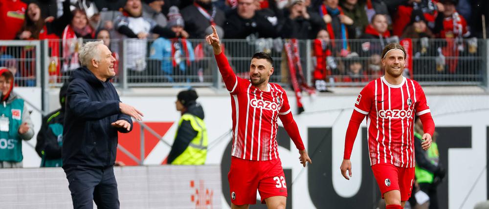 Trainer Christian Streich (links) legt viel wert auf die Defensive, vorne richtet es meist Standardspezialist Vincenzo Grifo.