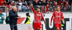 Trainer Christian Streich (links) legt viel wert auf die Defensive, vorne richtet es meist Standardspezialist Vincenzo Grifo.