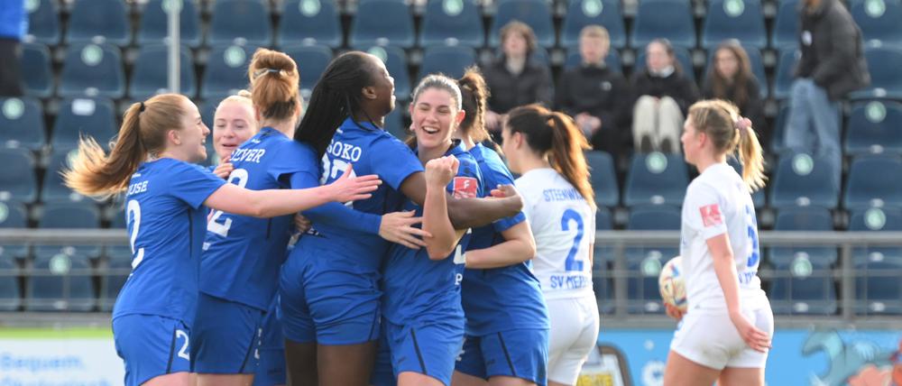 Erster Saisonsieg für Potsdam. Das Team bejubelt den 3:1-Erfolg gegen den SV Meppen.