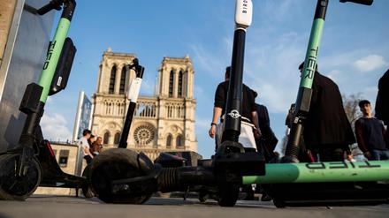 E-Scooter vor Notre-Dame in Paris