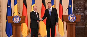 Bundeskanzler Olaf Scholz (l, SPD) und Klaus Iohannis (PNL), Präsident von Rumänien, reichen sich im Cotroceni-Palast während des Antrittsbesuchs des deutschen Politikers nach einer Pressekonferenz die Hand.