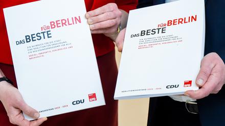 Die gedruckte Version des Koalitionsvertrags von CDU und SPD, aufgenommen nach einem Pressetermin zur Vorstellung des ausgehandelten Koalitionsvertrags. 