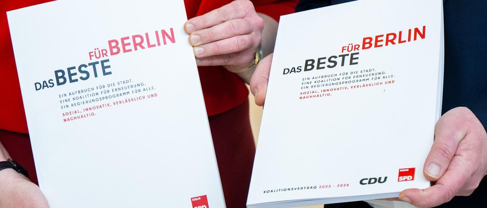 Die gedruckte Version des Koalitionsvertrags von CDU und SPD, aufgenommen nach einem Pressetermin zur Vorstellung des ausgehandelten Koalitionsvertrags.
