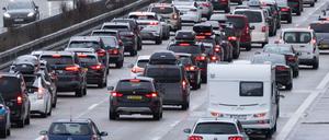 Autos stehen auf der Autobahn 8 in Fahrtrichtung München im Stau.