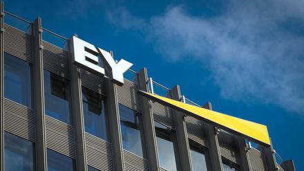 Das Logo des Wirtschaftsprüfungs- und Beratungsunternehmens Ernst & Young (EY) an der Friedrichstraße in Berlin.