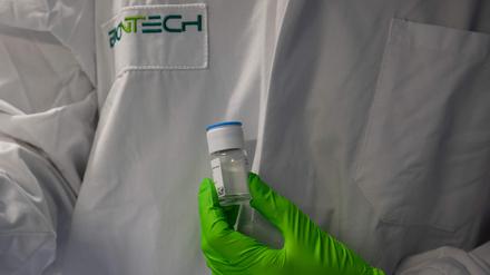 Ein Biontech-Mitarbeiter mit einem Krebs-Präparat.
