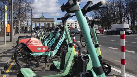 15.03.2023, Berlin: E-Scooter und Leihfahrräder stehen an der neuen Jelbi-Station am Brandenburger Tor. Als Ordnungsrahmen für Elektrokleinstfahrzeuge entstehen im Berliner Zentrum über 100 Jelbi-Punkte als Abstellflächen für Mikromobilität. Als Teil dessen wurden nun die ersten 19 Standorte rund um das Brandenburger Tor fertiggestellt, die jetzt offiziell in Betrieb genommen wurden. Foto: Paul Zinken/dpa +++ dpa-Bildfunk +++