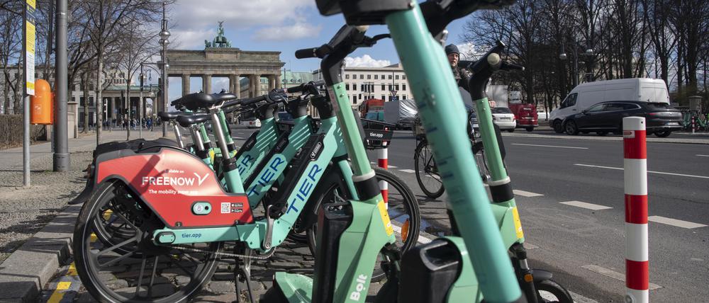 E-Scooter und Leihfahrräder stehen an der neuen Jelbi-Station am Brandenburger Tor. 