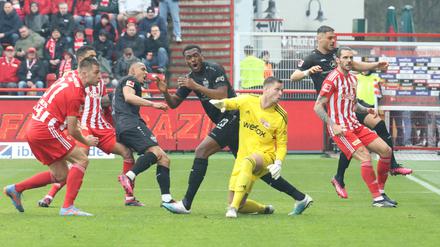 Lennart Grill (gelbes Trikot) ersetzte Frederik Rönnow gegen Stuttgart solide. Ob der Stammtorwart in Frankfurt wieder spielen kann, entscheidet sich kurzfristig.