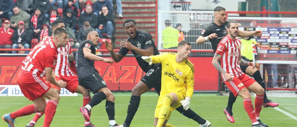 Lennart Grill (gelbes Trikot) ersetzte Frederik Rönnow gegen Stuttgart solide. Ob der Stammtorwart in Frankfurt wieder spielen kann, entscheidet sich kurzfristig.
