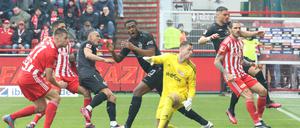 Lennart Grill (gelbes Trikot) ersetzte Frederik Rönnow gegen Stuttgart solide. Ob der Stammtorwart in Frankfurt wieder spielen kann, entscheidet sich kurzfristig.