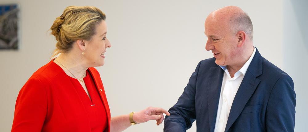 Offensichtlich zufrieden: Die Protagonisten von CDU und SPD präsentieren den Koalitonsvertrag.