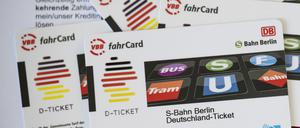 Deutschland-Ticket-Chipkarten liegen auf einem Wechsel-Antrag.