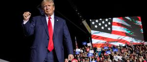 Donald Trump tritt kämpferisch auf, hier bei einer Wahlkampfralley mit Anhängern in Nevada.