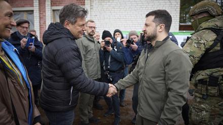 Robert Habeck und Wolodymyr Selenskyj im Dorf Jahidne. 