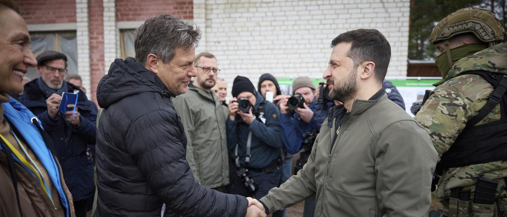 Robert Habeck und Wolodymyr Selenskyj im Dorf Jahidne.