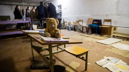 Schulmöbel und Spielzeug sind in einem Schulkeller nordöstlich von Kiew zu sehen, in dem Menschen als Geiseln gehalten wurden. 