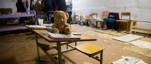 Schulmöbel und Spielzeug sind in einem Schulkeller nordöstlich von Kiew zu sehen, in dem Menschen als Geiseln gehalten wurden. 