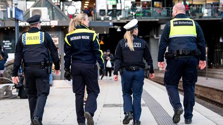 Polizisten am Hamburger Hauptbahnhof: Nur wenige mit geschlossen menschenfeindlichem Weltbild