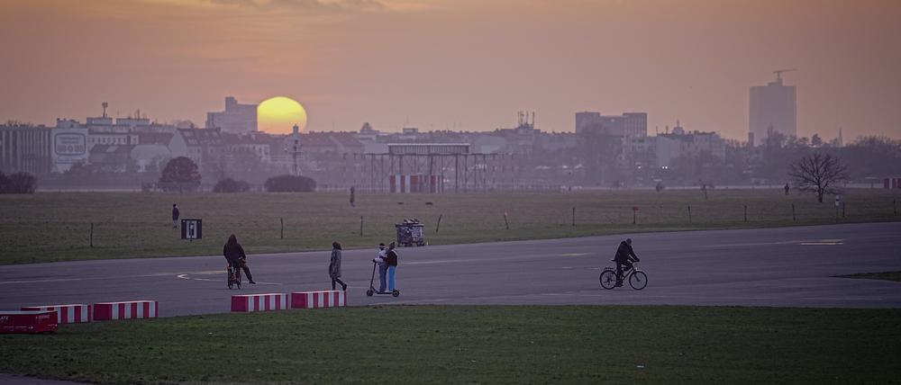 Die Sonne geht hinter dem Tempelhofer Feld unter. 