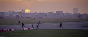 Die Sonne geht hinter dem Tempelhofer Feld unter. 