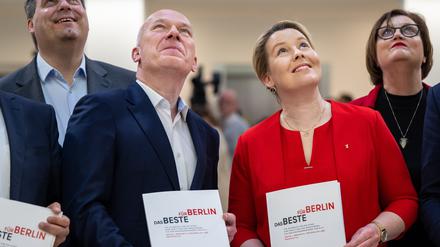 Da ist das Ding: Raed Saleh, Franziska Giffey, Kai Wegner und Stefan Evers präsentieren den schwarz-roten Koalitionsvertrag.