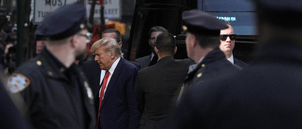 Der frühere US-Präsident Donald Trump kommt am 3. April 2023 in New York City im Trump Tower an.
