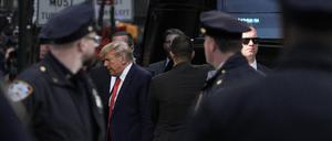 Der frühere US-Präsident Donald Trump kommt am 3. April 2023 in New York City im Trump Tower an.