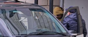 Der wegen Spionageverdachts inhaftierte Reporter der US-Zeitung The Wall Street Journal, Evan Gershkovich, verlässt ein Gerichtsgebäude in Moskau.