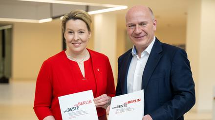 Franziska Giffey (SPD), Regierende Bürgermeisterin von Berlin, und Kai Wegner (CDU), Vorsitzender der CDU Berlin, halten nach einem Pressetermin zur Vorstellung des ausgehandelten Koalitionsvertrags die gedruckte Version des Vertrags in den Händen. Zu den Schwerpunkten des schwarz-roten Regierungsprogramms gehören mehr Wohnungsbau, ein Milliardenprogramm für mehr Klimaschutz, eine Verwaltungsreform sowie eine bessere Ausstattung von Polizei und Feuerwehr.