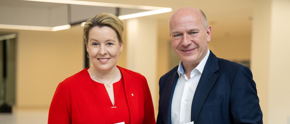 Das hätten sie wohl gerne: Giffey und Wegner und der Koalitionsvertrag.