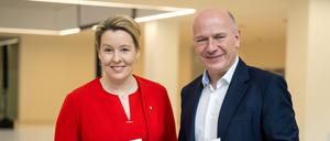 Franziska Giffey (SPD), Regierende Bürgermeisterin von Berlin, und Kai Wegner (CDU), Vorsitzender der CDU Berlin, halten nach einem Pressetermin zur Vorstellung des ausgehandelten Koalitionsvertrags die gedruckte Version des Vertrags in den Händen. Zu den Schwerpunkten des schwarz-roten Regierungsprogramms gehören mehr Wohnungsbau, ein Milliardenprogramm für mehr Klimaschutz, eine Verwaltungsreform sowie eine bessere Ausstattung von Polizei und Feuerwehr.
