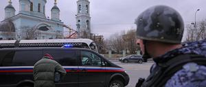 Gershkovich auf dem Weg in ein Gerichtsgebäude in Moskau.
