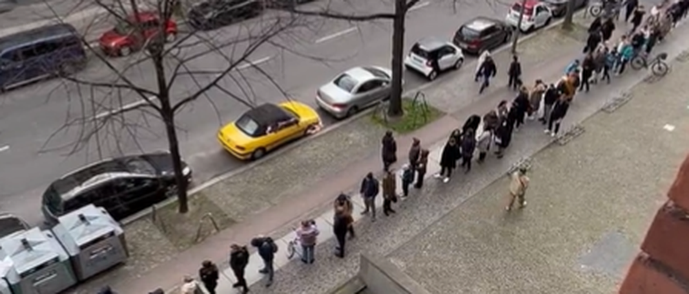 Die Warteschlange.
