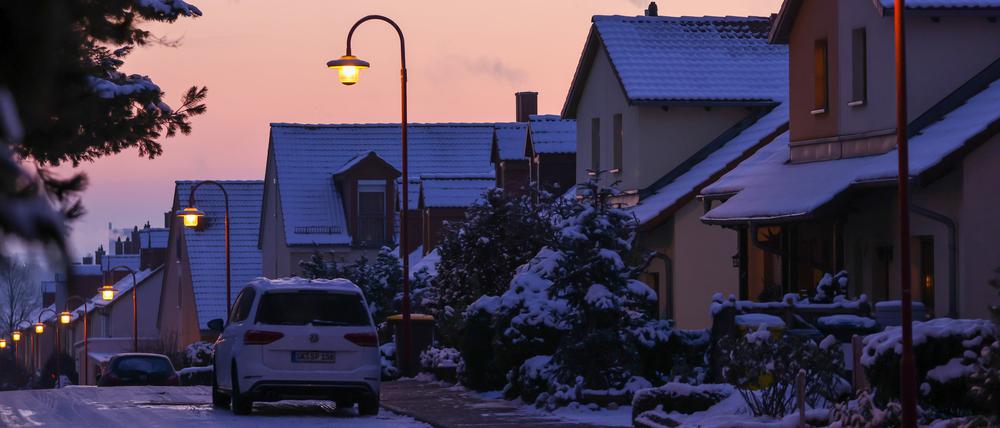 Sachsen, Leipzig: Dampf strömt aus den Abgasrohren der Heizungen in einem Einfamilienhausgebiet.