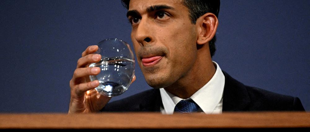 Premierminister Rishi Sunak erklärt auf einer Pressekonferenz Maßnahmen gegen illegale Immigration.