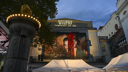 Der Delphi Filmpalast ist zur Weltpremiere der neuen Staffel der TV-Serie Babylon Berlin mit dem Werbeplakat der Serie geschmückt. 