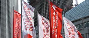 Fahnen mit der Aufschrift „Frankfurter Buchmesse“ und „Börsenverein des Deutschen Buchhandels“ wehen im Oktober 2020 vor dem Eingang City des Messegeländes.