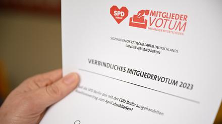 04.04.2023, Berlin: Mitarbeiter bereiten die Unterlagen für das Mitgliedervotum der SPD Berlin zum Koalitionsvertrag vor. Die Berliner SPD-Mitglieder werden aufgerufen, bis zum 21.4.2023 über eine gemeinsame Regierung mit der CDU abzustimmen. Foto: Britta Pedersen/dpa +++ dpa-Bildfunk +++