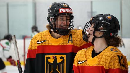 Laura Kluge (l.) ist rechtzeitig zur WM fit geworden und ist deshalb bester Stimmung.